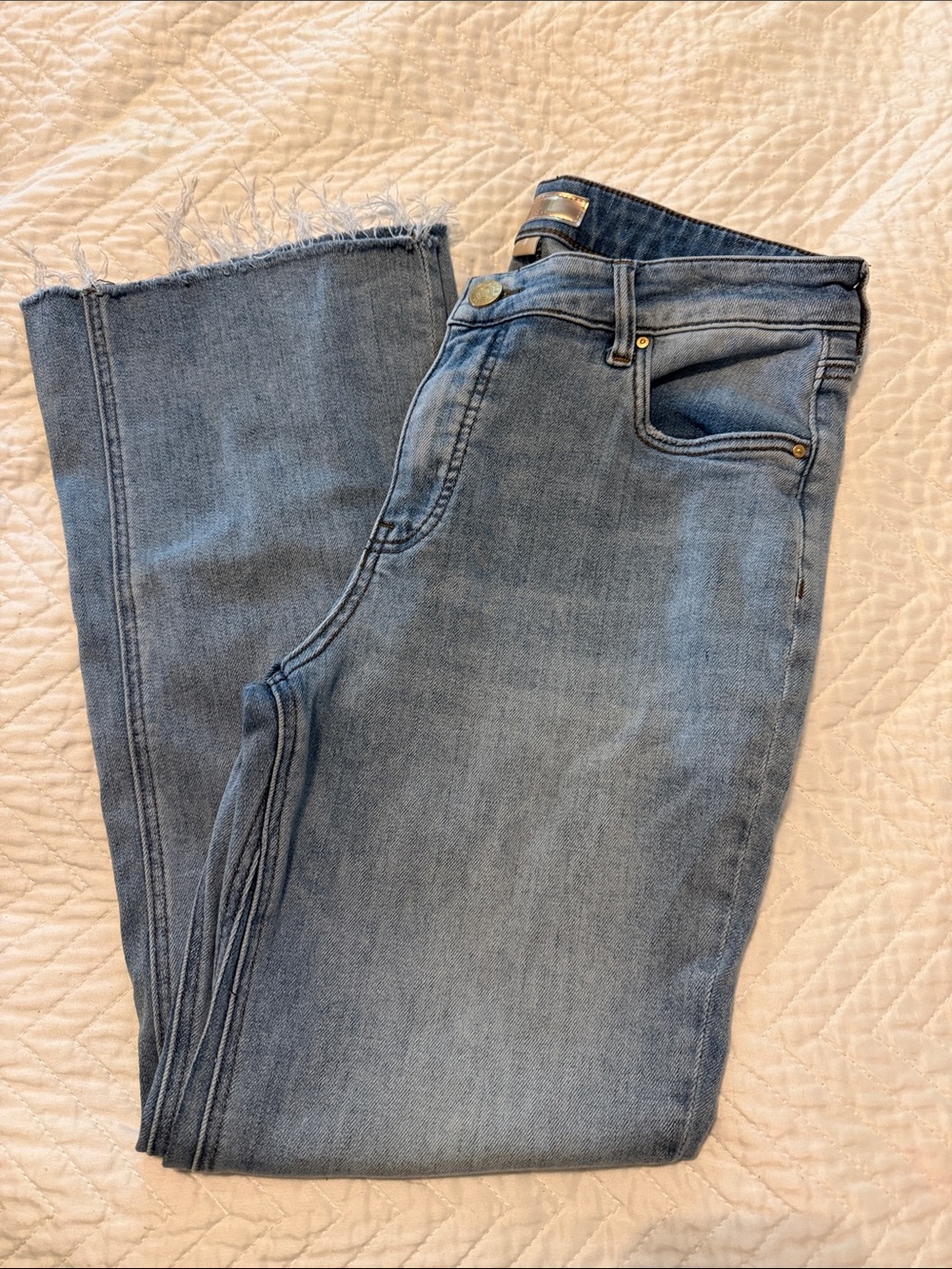 Kut from the Kloth Medium Blue Cropped Jeans with Frayed Hem